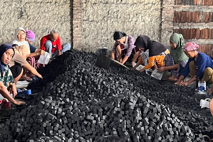 They-work-with-love-to-produce-the-finest-coconut-shell-charcoal-that-is-crack-resistant-and-evenly-distributes-maximum-heat.